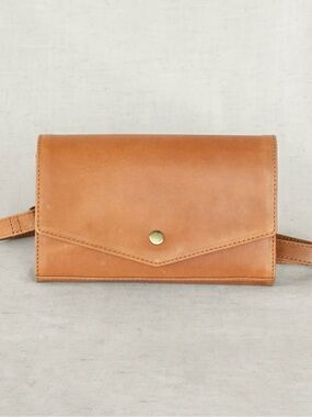 Elevate Leather Crossbody Wallet Clutch - LIKE NEW in Camel!